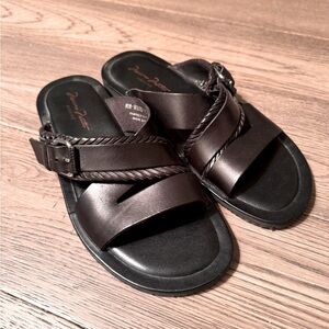Tommy Bahama men’s 11.5 black leather slip on sandal with silver buckle